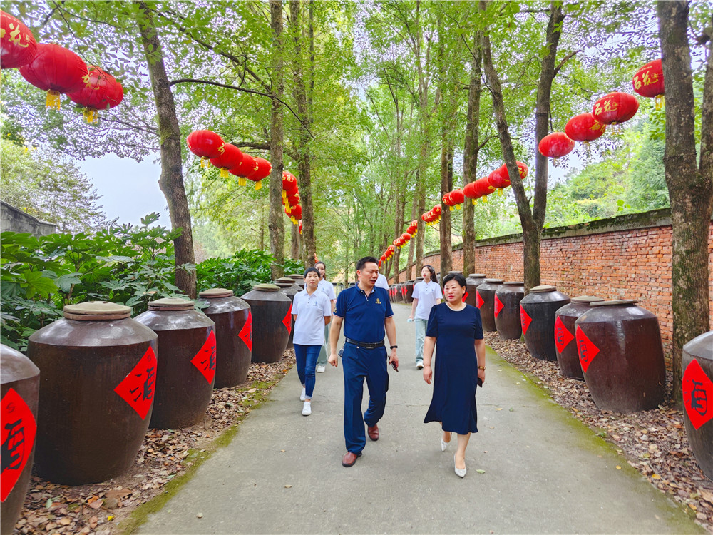 南川源水務(wù)高層考察石花酒業(yè) 盛贊雙雄醉酒質(zhì)卓越